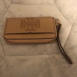 TORY BURCH TAN WRISTLET MEDIUM